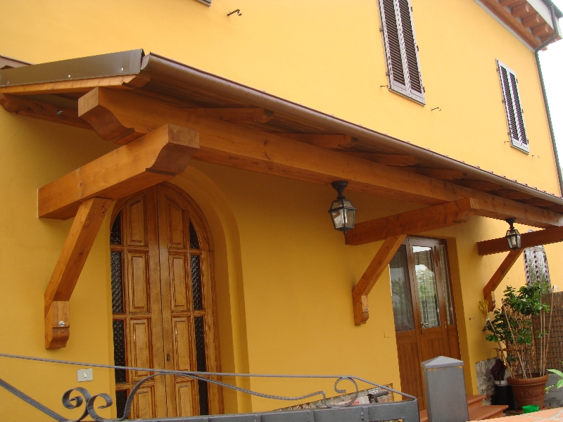 pensilina in legno con tegole e travi in legno