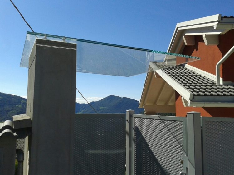 pensilina in vetro laminato per ingresso proprietà