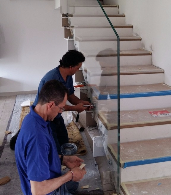 posa di ringhiera in vetro per scala
