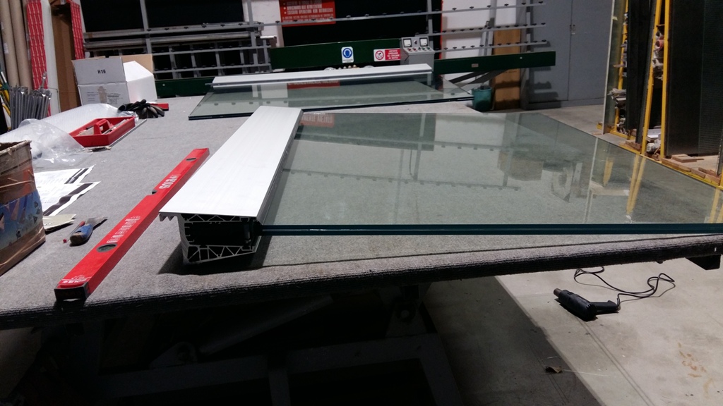 profilo e vetro assemblati per pensilina in vetro a sbalzo