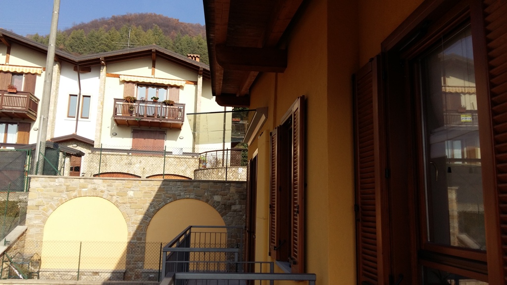 pensilina in vetro sospesa montata a riparo della porta balcone