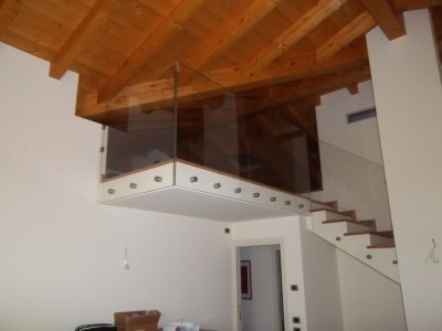 parapetto in vetro e scala in vetro