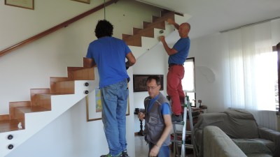 posa parapetto scala in vetro primo pezzo