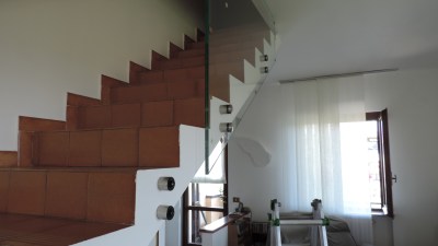 particolare dei punzoni per il vetro della balaustra della scala