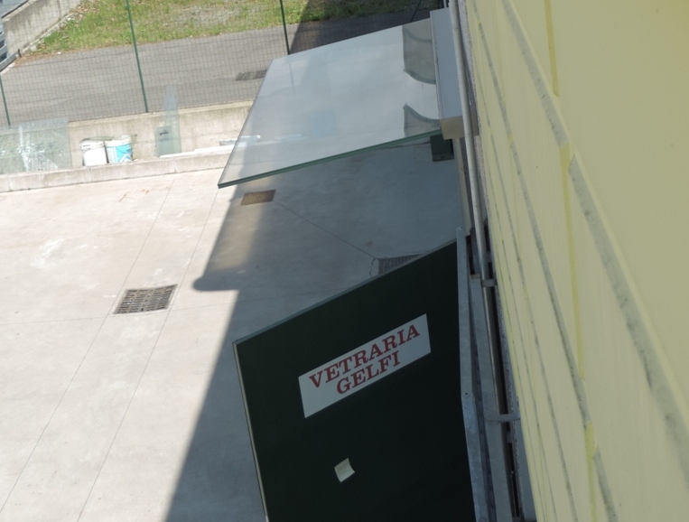 pensilina in vetro e alluminio