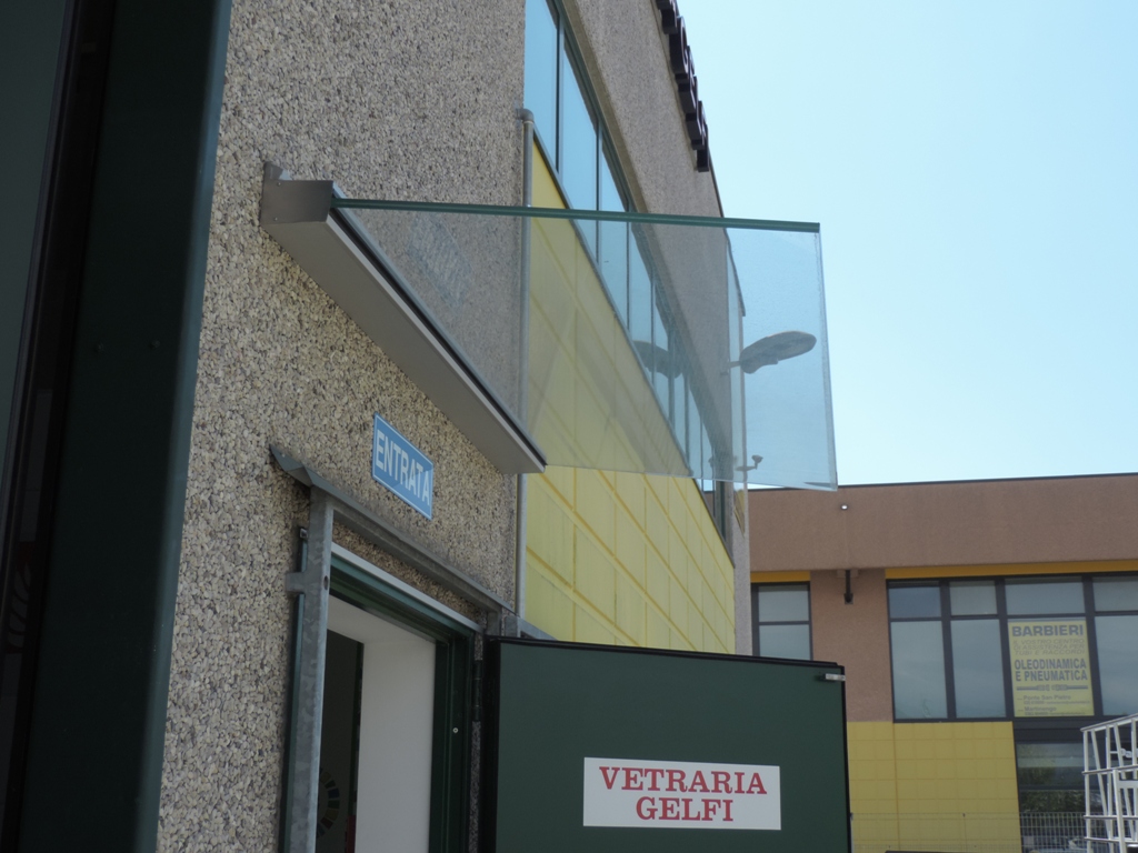 pensilina in vetro e alluminio