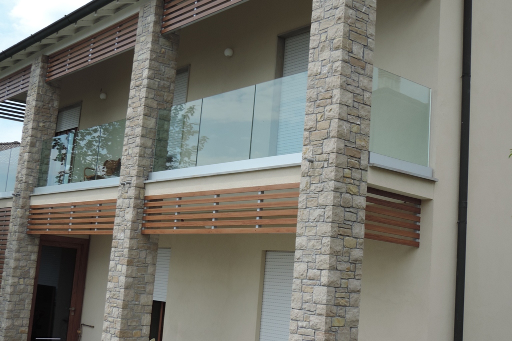 parapetto in vetro e fissaggio su barra in alluminio