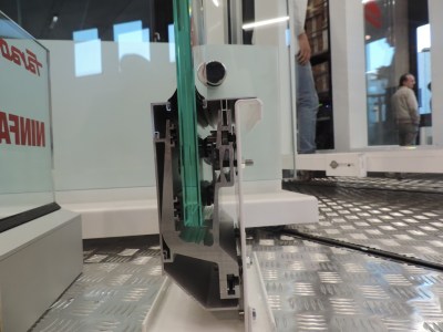 fissaggio laterale del parapetto in vetro