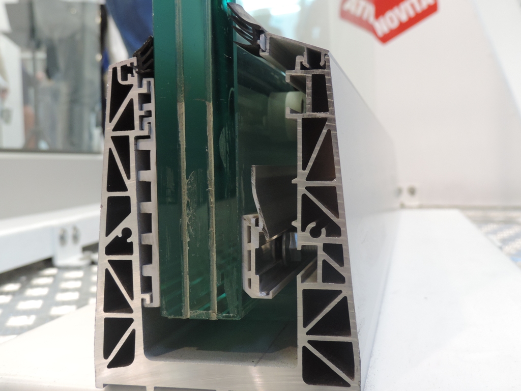 parapetto a pavimento con il sistema di fissaggio in alluminio