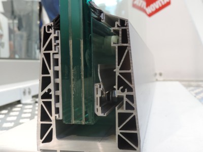 parapetto a pavimento con il sistema di fissaggio in alluminio