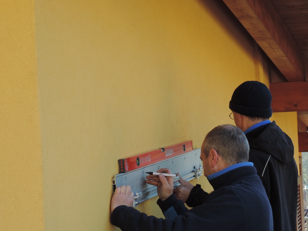 profilo di alluminio che sostiene la pensilina in vetro sospesa