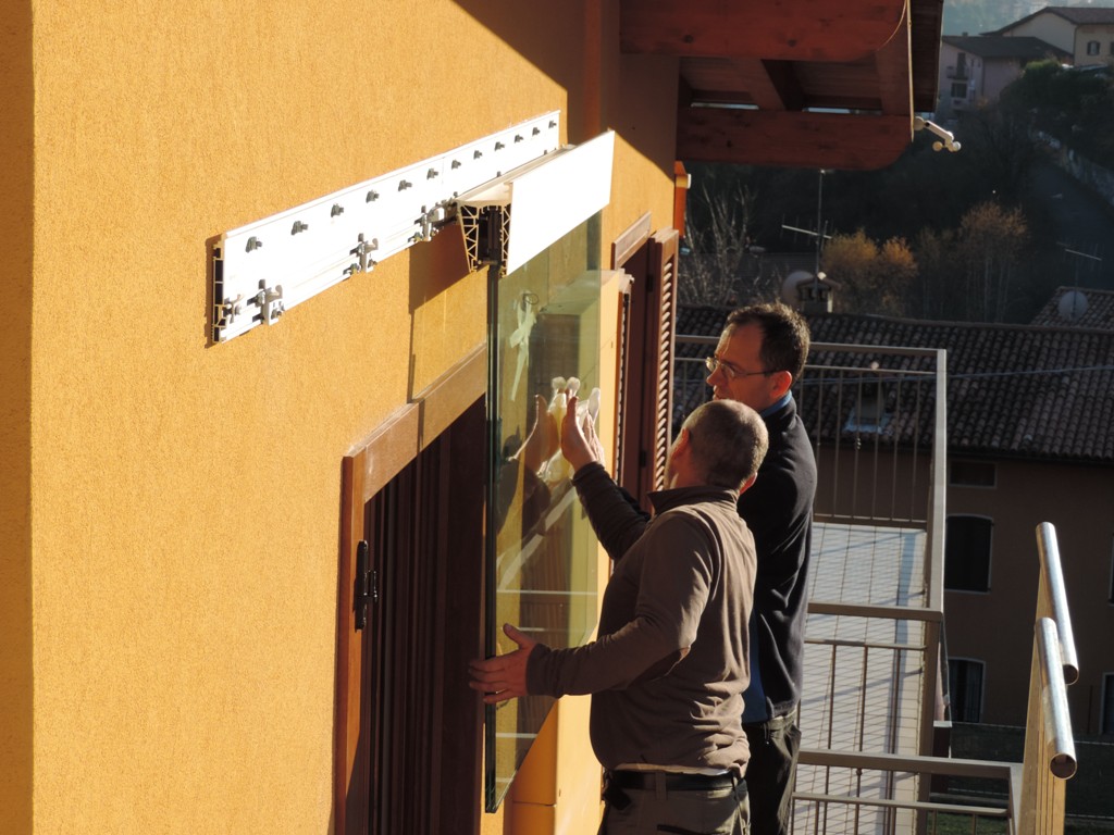 con la pensilina appesa, pulizia e trattamento antigoccia