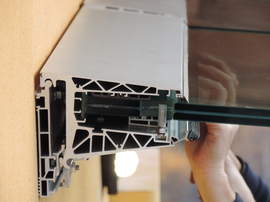 profilo in alluminio con inserito vetro 10+10 con foglio da 1,52