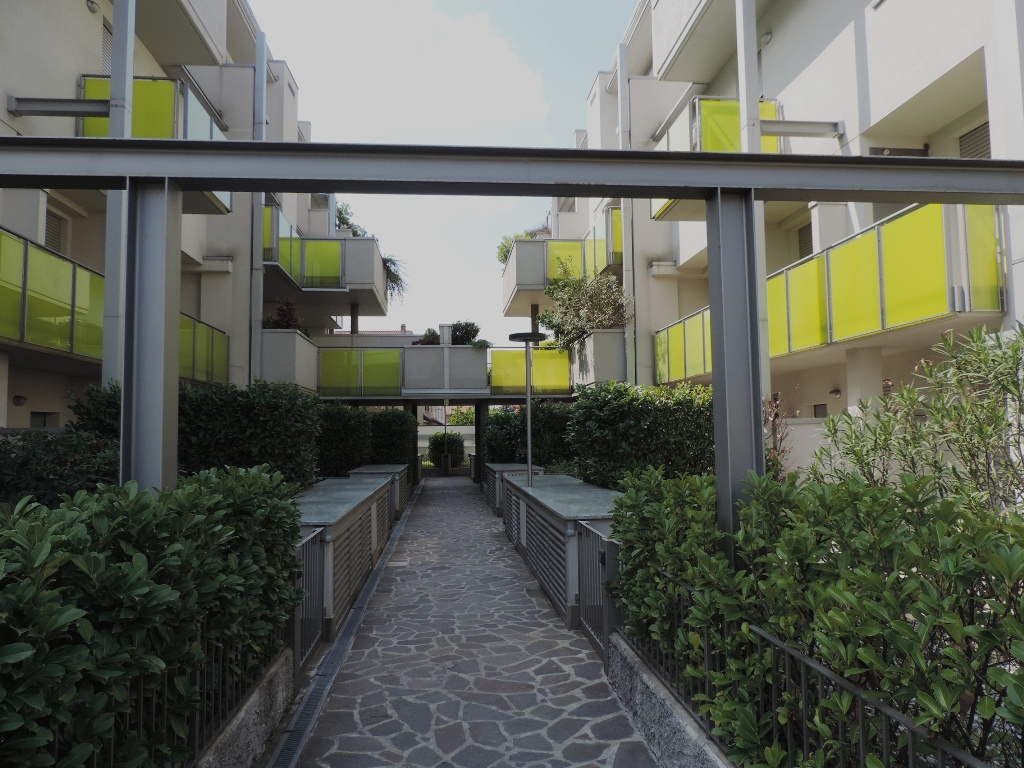 parapetto in vetro giallo