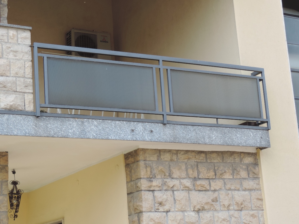 parapetto in vetro retinato dentro telaio in ferro