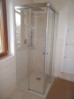 box doccia in vetro piccolo con due scorrevoli sull'angolo che ne amplificano l'accesso