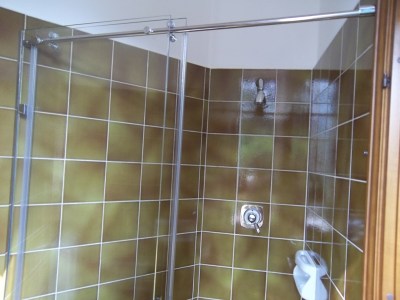 box doccia in vetro trasparente vista frontale