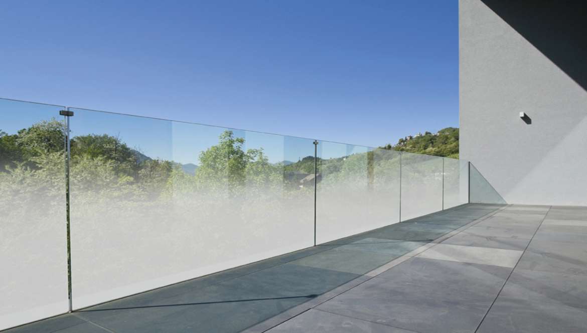 parapetto vetrato con satinatura