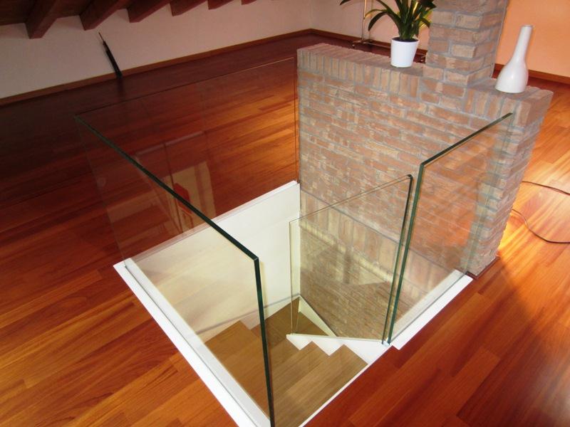 balcone in vetro con fissaggio annegato nel pavimento