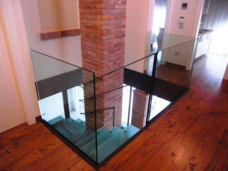 balaustra in vetro su casa vecchia