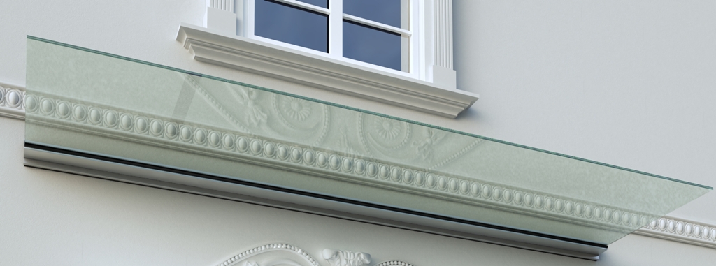 pensilina in vetro su casa antica