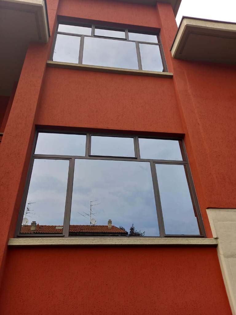 telaio in ferro riverniciato e vetri riflettenti hanno sostituito vetri stampati