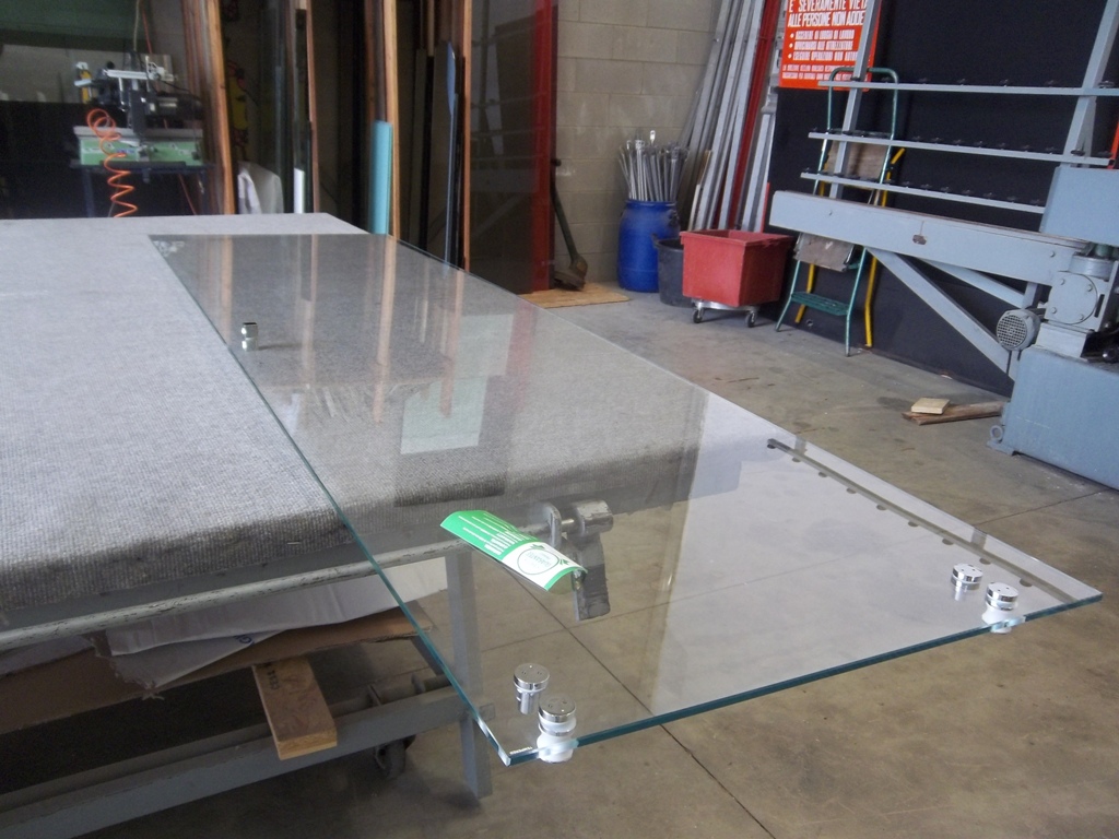 preparazione della porta scorrevole in vetro con la ferramenta