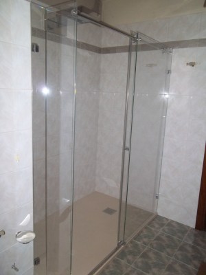 BOX DOCCIA CON PORTA SCORREVOLE IN SOSTITUIZONE VASCA CON ALTEZZA ALLE GRECHE