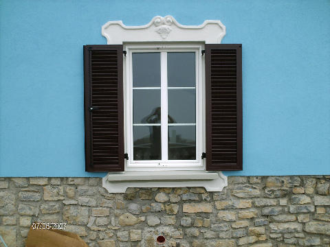 persiana in alluminio a telaio sulla finestra in PVC