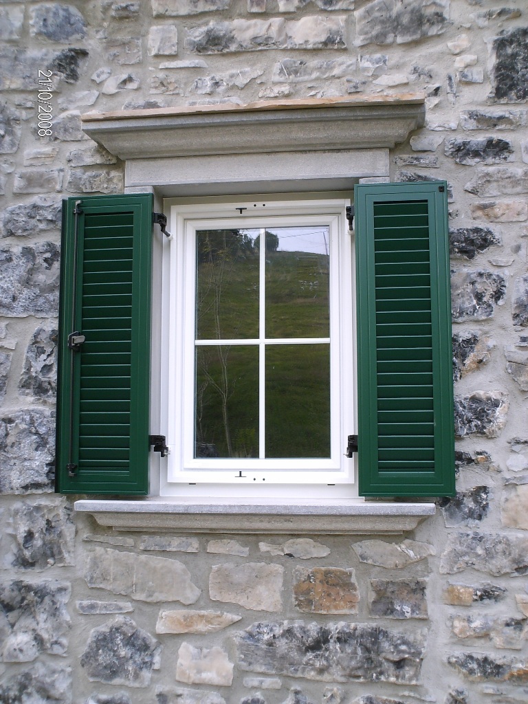 persiana in alluminio montata su telaio PVC