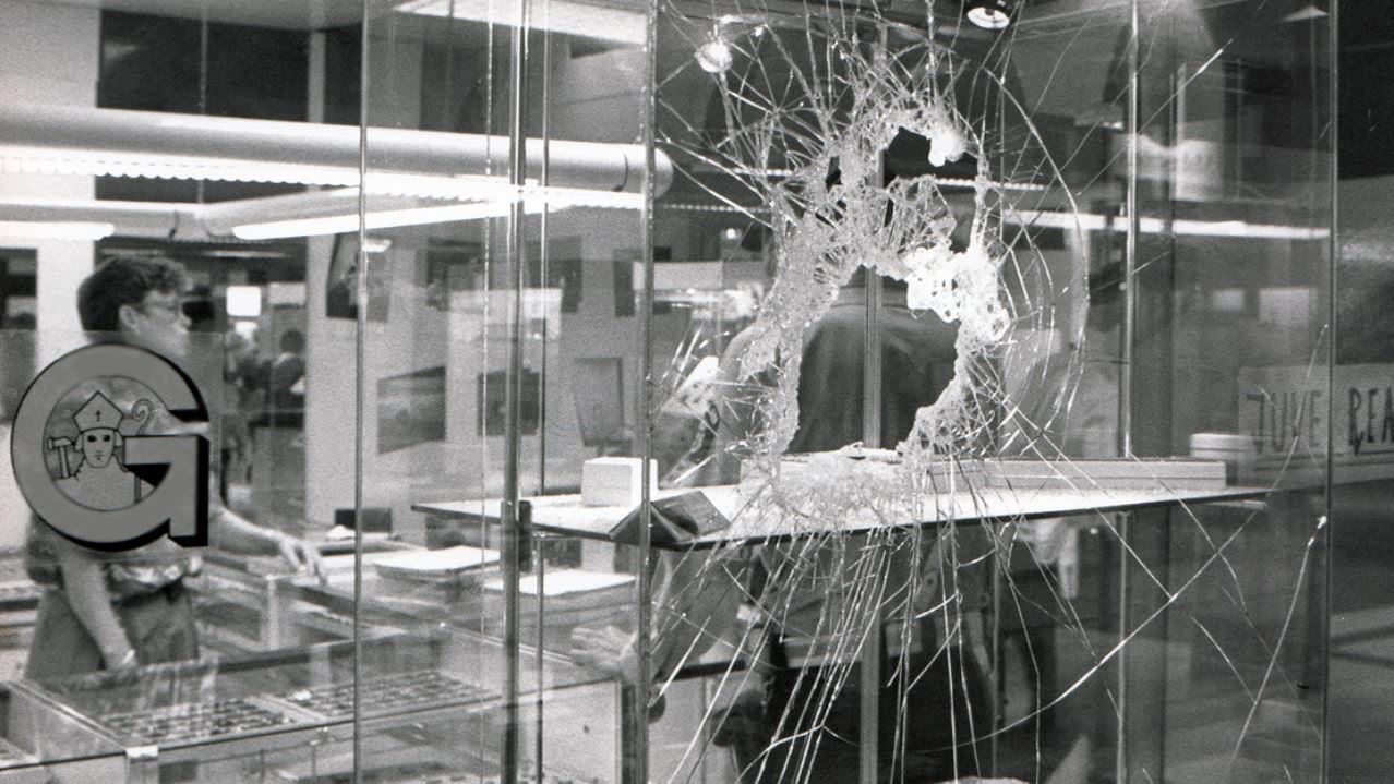 smontaggio vetrina rotta in vetro e cambio