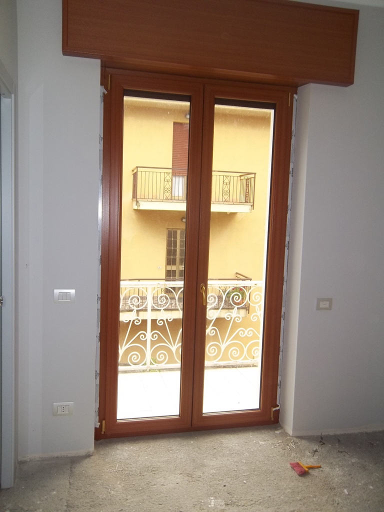 PVC-sostituzione di vecchio serramento con Pvc tinta legno