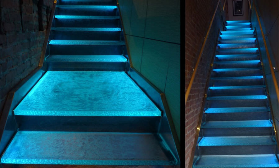 scala in vetro con illuminazione al led