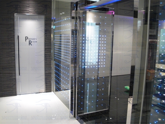 porta-in-vetro-illuminata-con-led