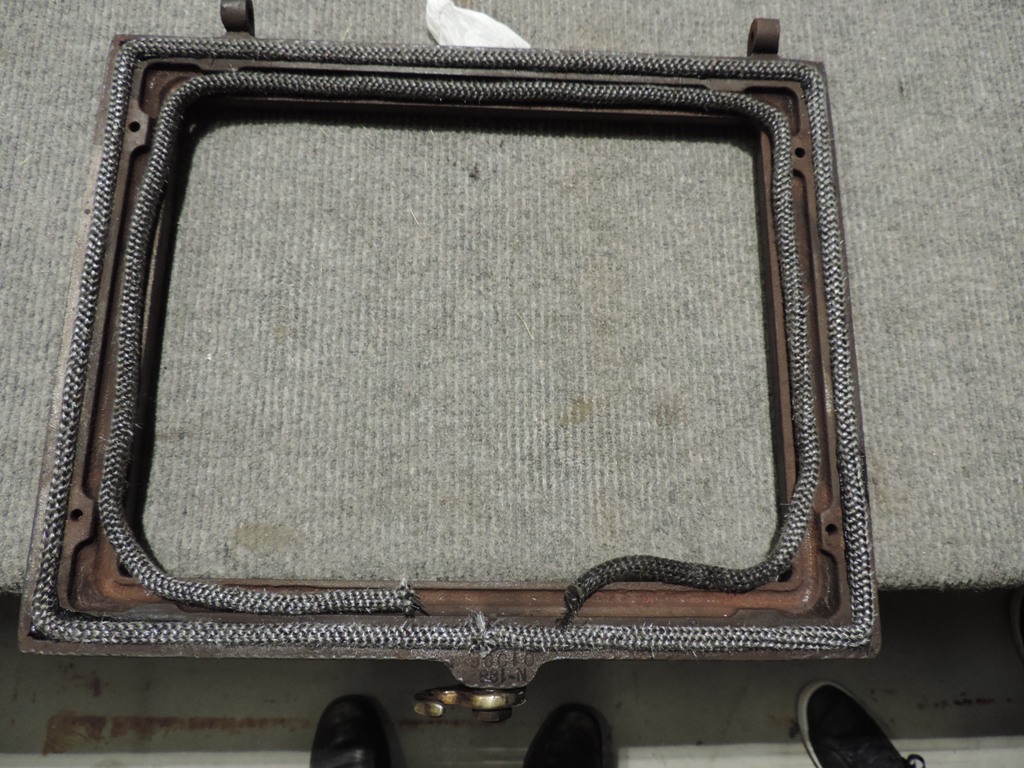 montaggio guarnizioni in amianto su sportello stufa