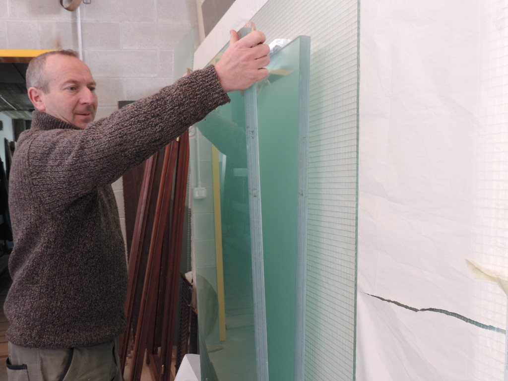 vetro antiscivolo pronto e molato per la posa