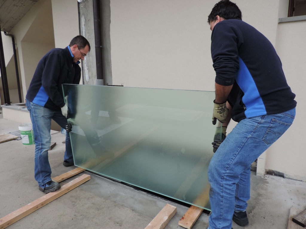 posa di un vetro antiscivolo