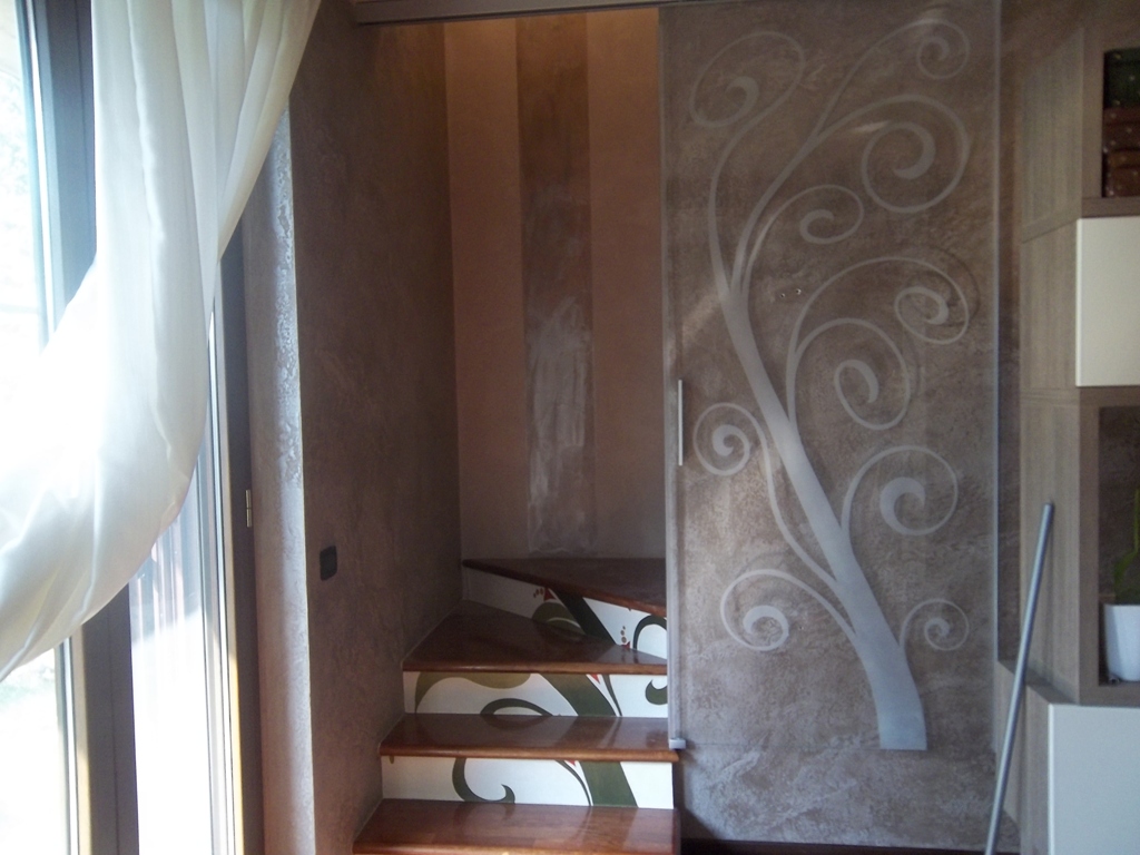 chiusura vano scale con porta in cristallo scorrevole