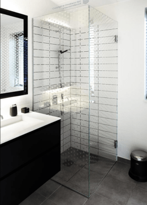 Decorazione satinata dei vetri della doccia.
