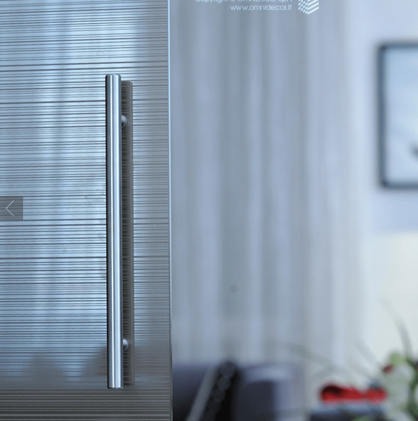 particolare di porta temperata decorata all'acido