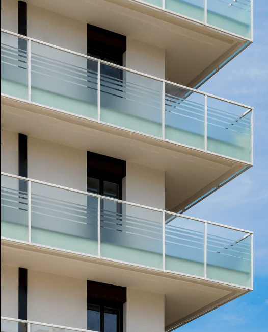 balconi in vetro con satinatura