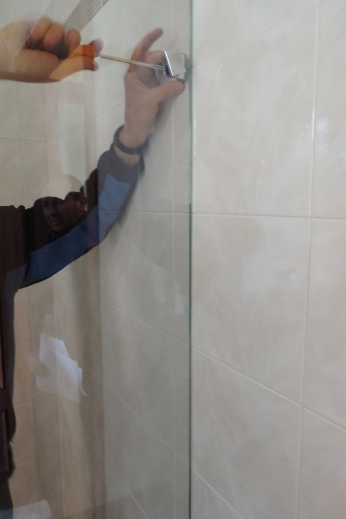 posa in opera di un box doccia in vetro