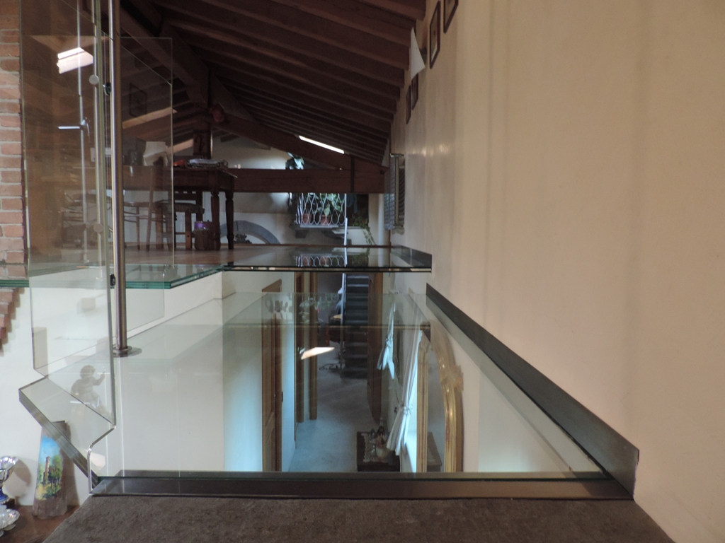 pavimento in vetro calpestabile