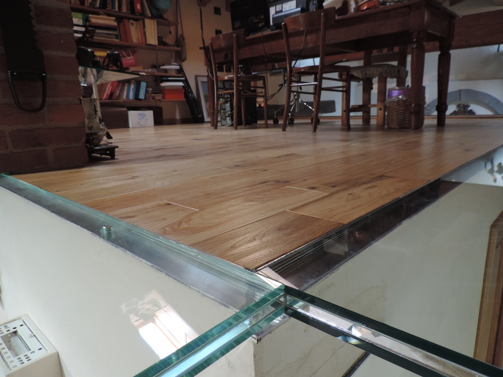 balcone e pavimento in vetro