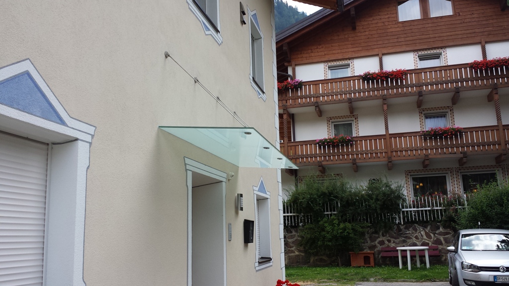 tettoia in vetro su ingresso privato