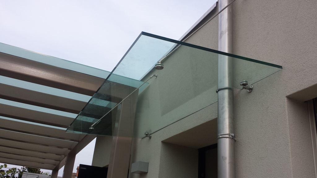 pensilina a tiranti con sagomatura del vetro