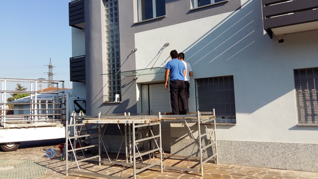 posa di tettoia in vetro laminato