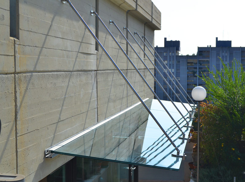 pensilina in vetro su edificio industriale