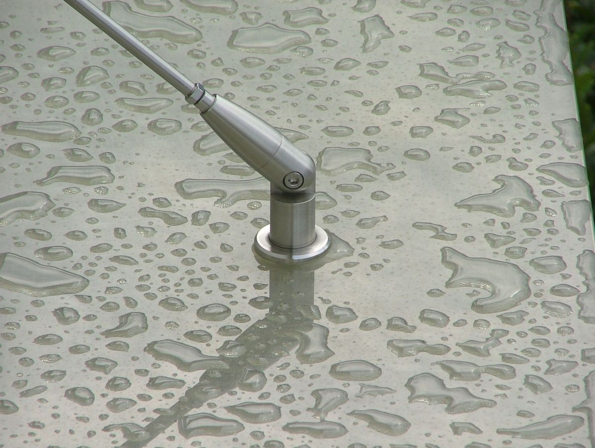 tettoia in vetro con tiranti in acciaio