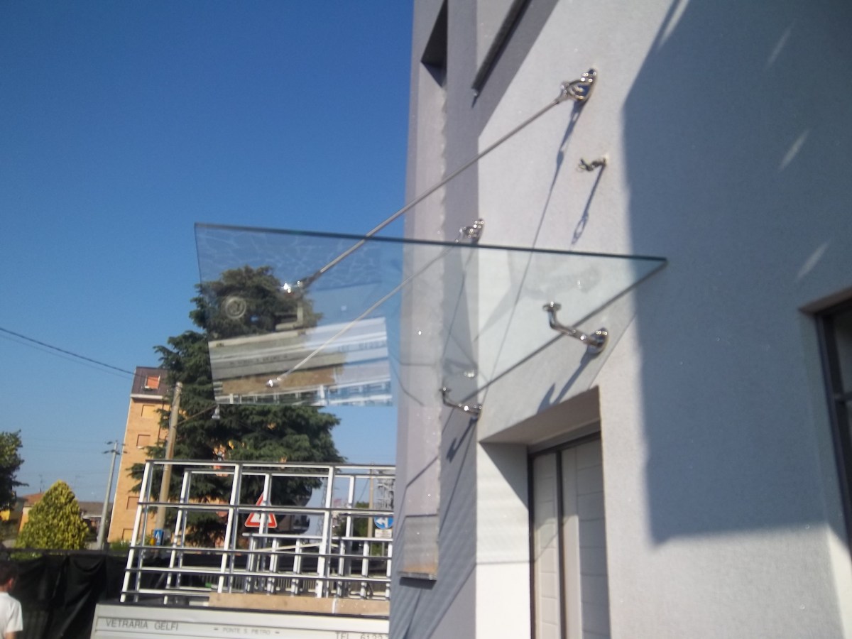 posa in opera di pensilina in vetro